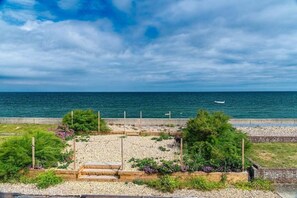 Sun loungers, beach towels - Stunning architect designed eco beachfront property (Selsey)