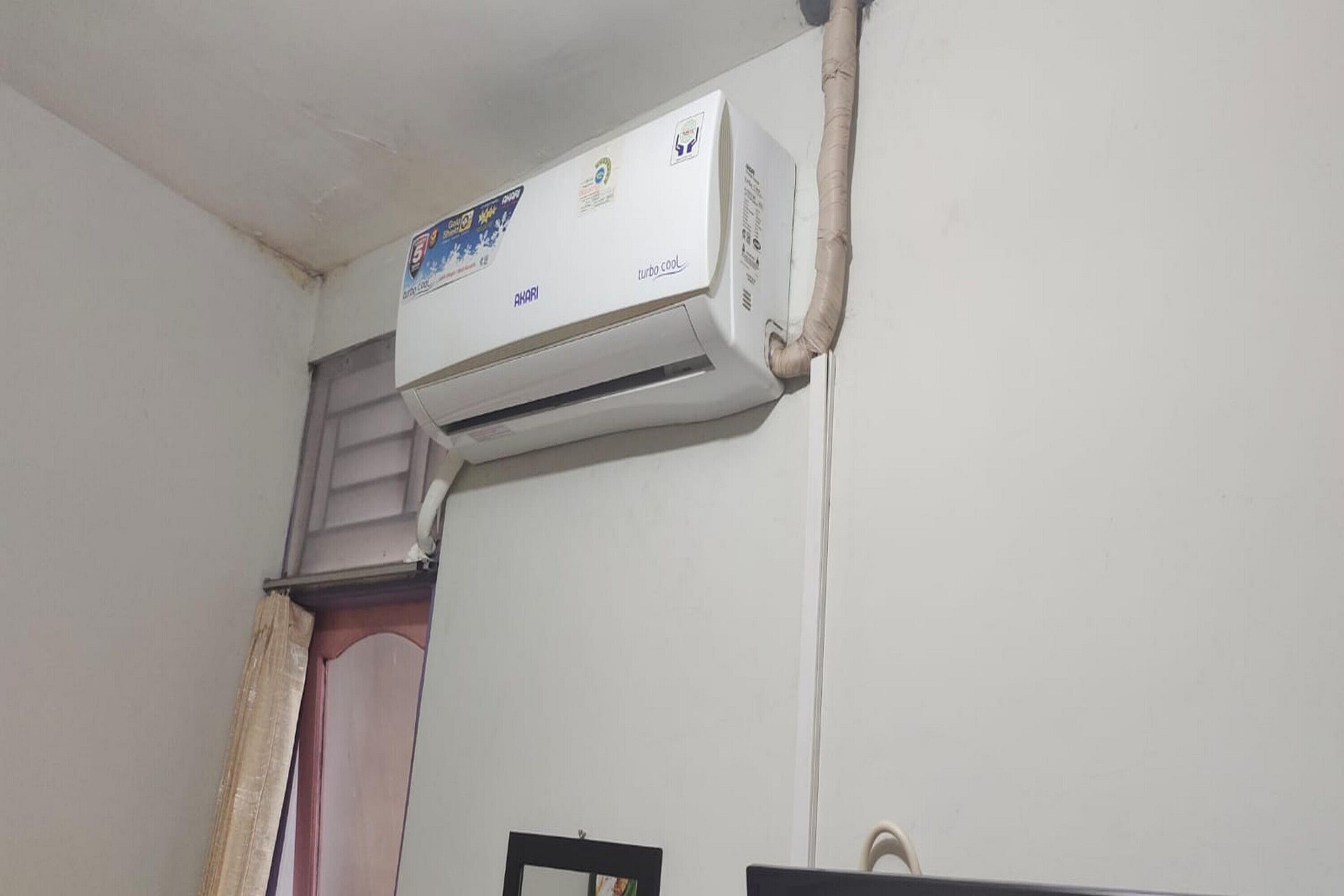 Een airconditioningunit bevestigd aan een muur in een kamer.