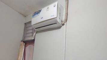 Een airconditioningunit bevestigd aan een muur in een kamer.