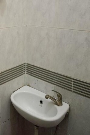 Standard Double Room | Bathroom
