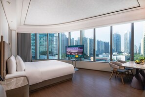 Habitación individual ejecutiva | Minibar con artículos gratuitos, caja fuerte, cortinas opacas