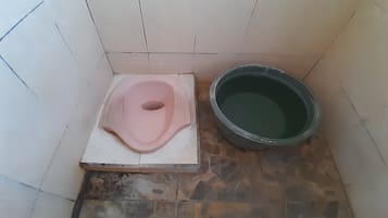 Habitación económica doble | Baño | Ducha y toallas