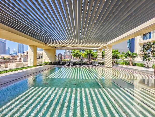 Una piscina al aire libre