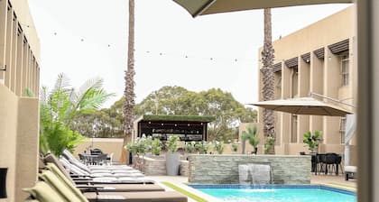 Q's Evander Hotel and Apartment