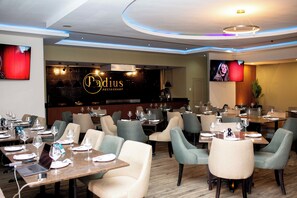 Restaurant - Q's Evander Hotel and Apartment (Evander)