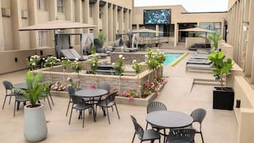 Bar en bord de piscine