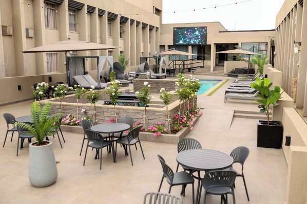 Poolside bar - Q's Evander Hotel and Apartment (Evander)