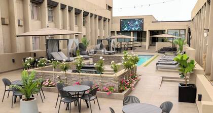 Q's Evander Hotel and Apartment