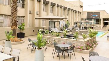 Bar en bord de piscine