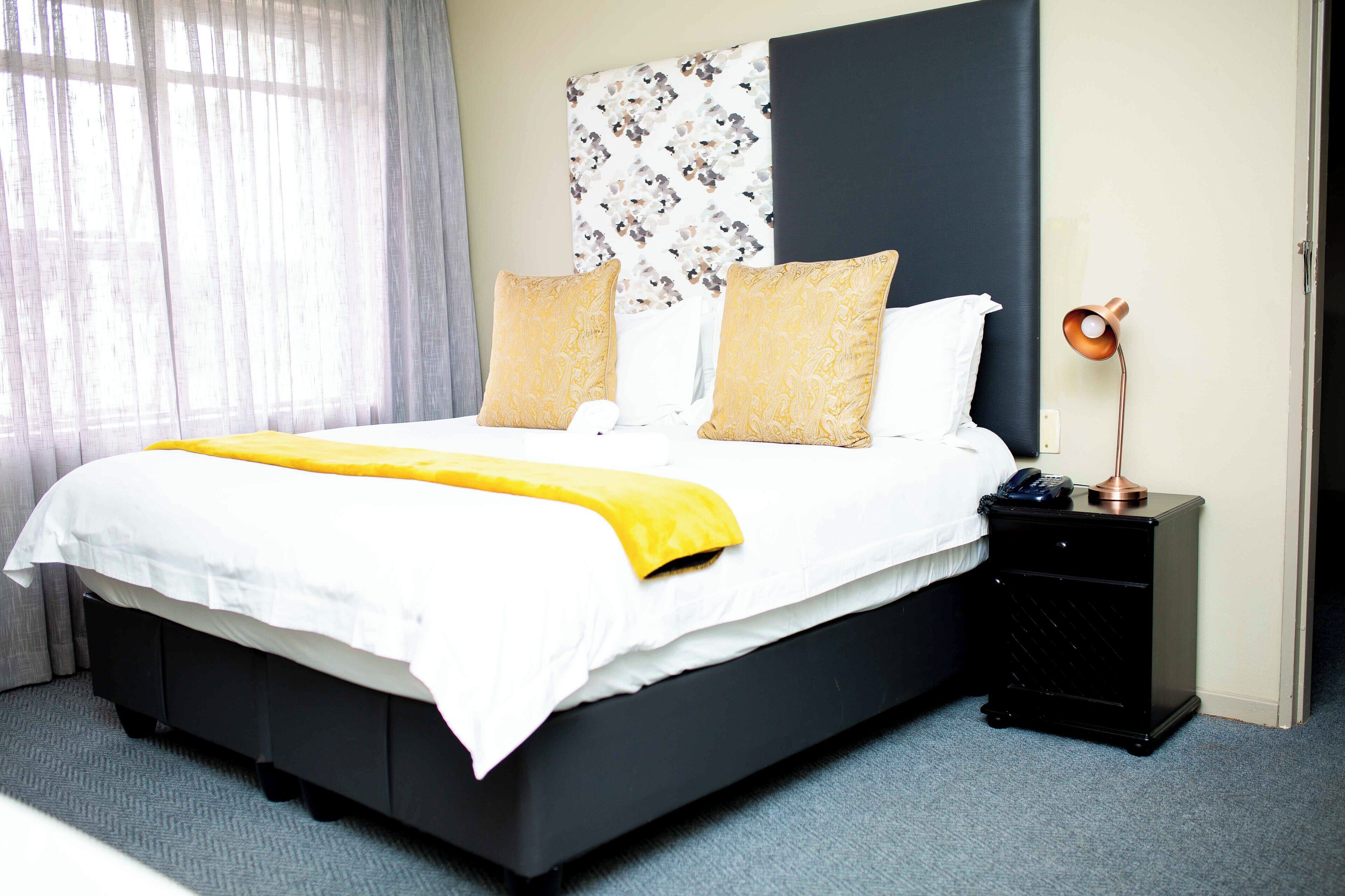 Comfort Suite | In-room safe, desk, laptop workspace, blackout drapes