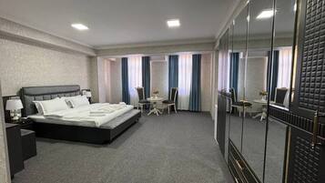 Phòng đôi Deluxe | Bàn, màn/rèm cản sáng, phòng cách âm, bàn ủi/dụng cụ ủi quần áo