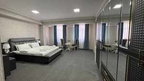 Habitació doble Deluxe | Escriptori, cortines opaques i habitacions insonoritzades 