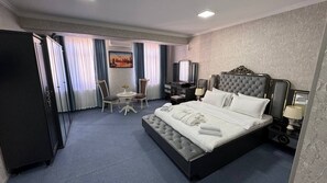 Deluxe Double Room | Meja, langsir/tirai gelap terus, kalis bunyi, seterika/papan seterika 