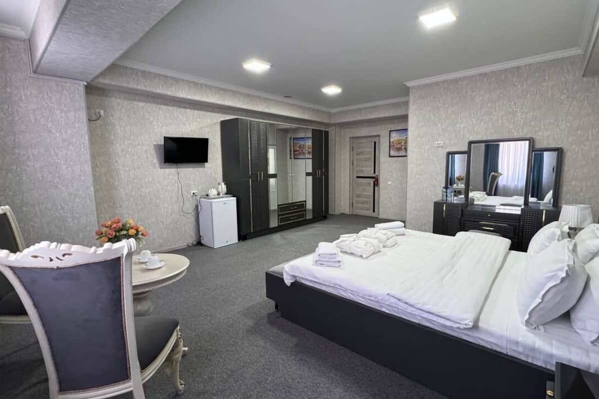 Deluxe Double Room | Desk, blackout drapes, soundproofing, iron/ironing board (on request)