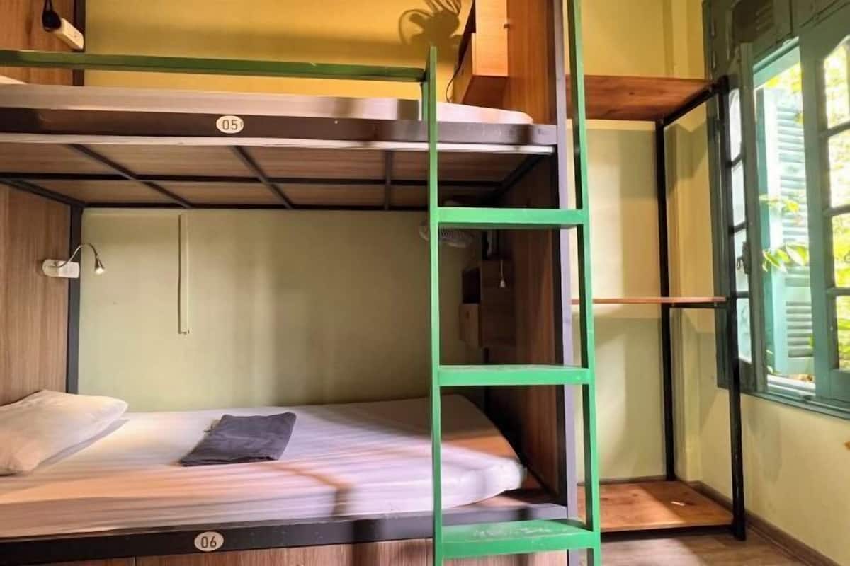 Meja kerja, ruang kerja ramah laptop, Wi-Fi gratis, dan seprai linen