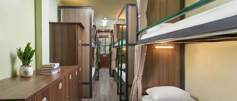 Delad sovsal - Basic | Skrivbord, arbetsyta för laptop, gratis wi-fi och sängkläder