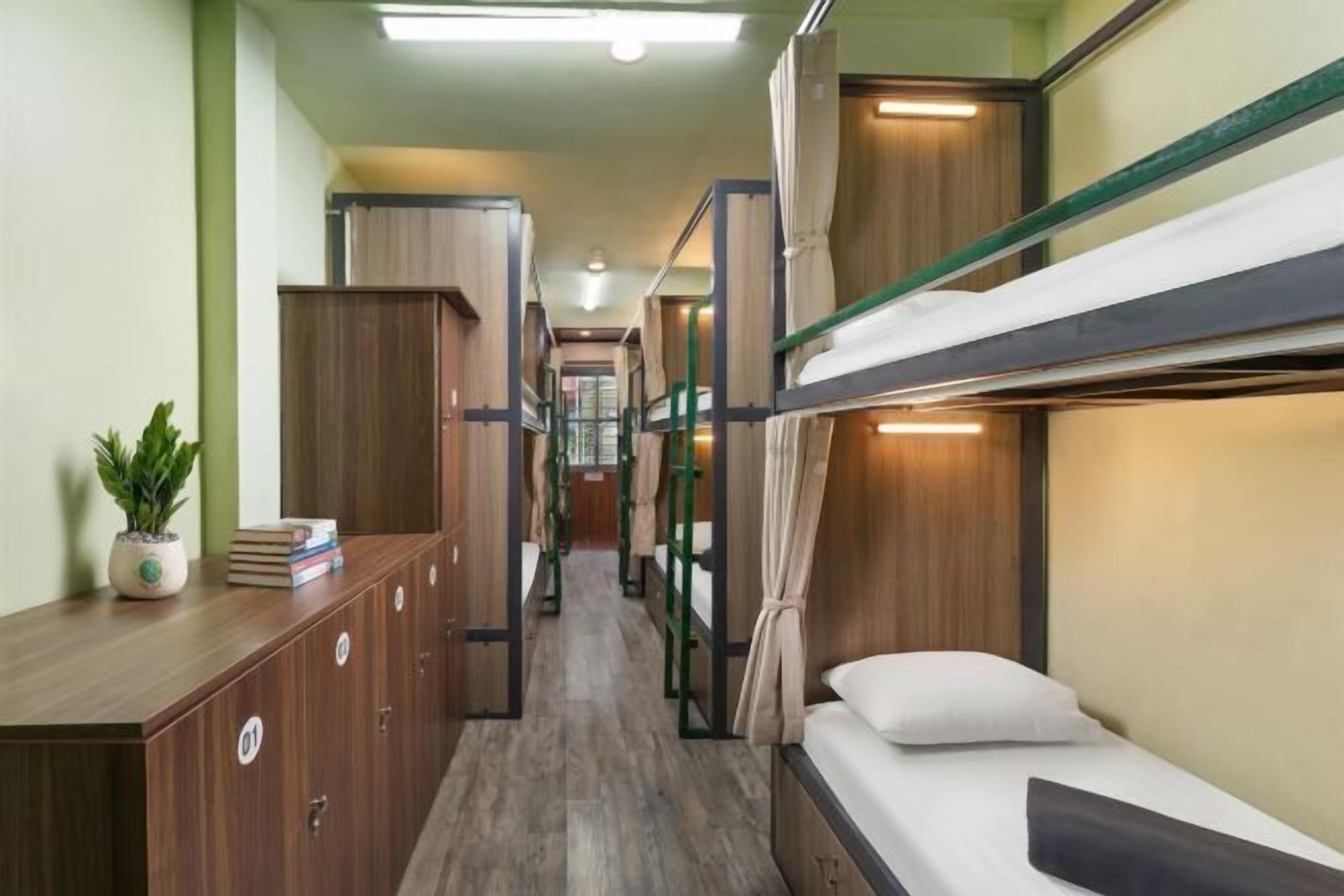 Desk, laptop workspace, free WiFi, bed sheets