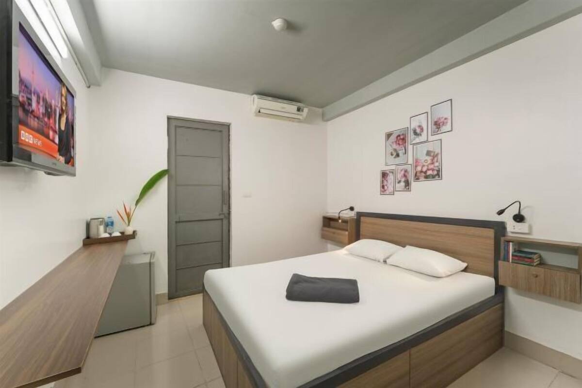 Desk, laptop workspace, free WiFi, bed sheets