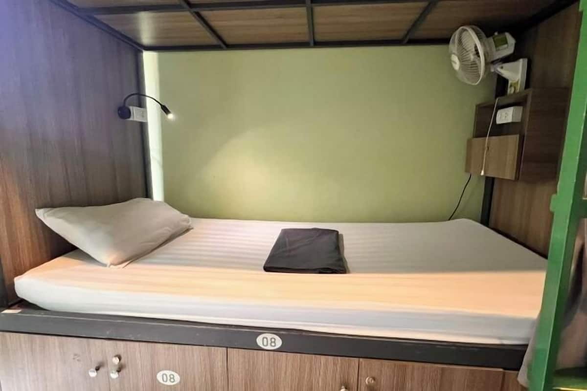 Escritorio, espacio para trabajar con laptop y wifi gratis