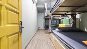 基本共用宿舍 | 書桌、筆電工作空間、免費無線上網、床單