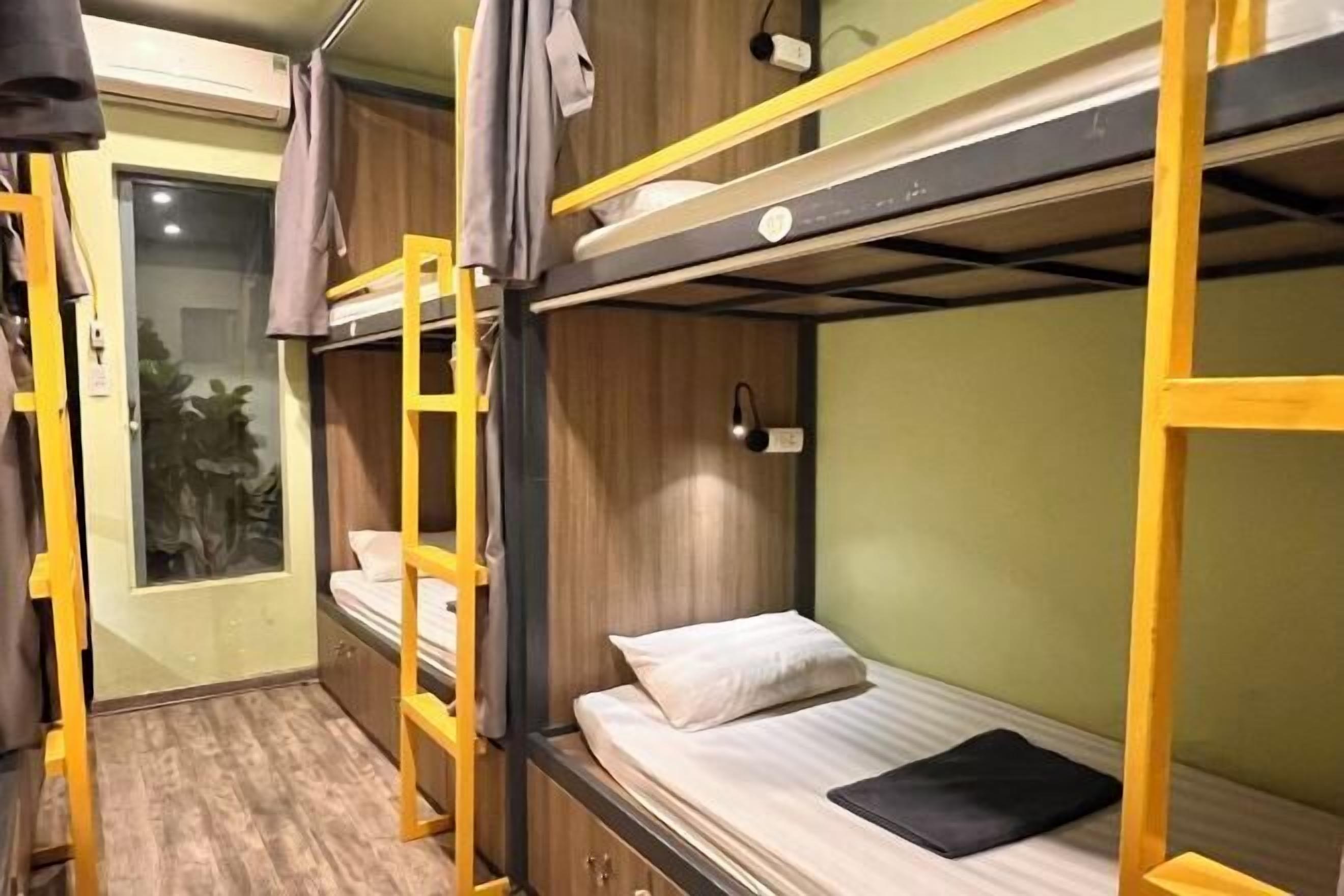 書桌、筆電工作空間、免費無線上網、床單