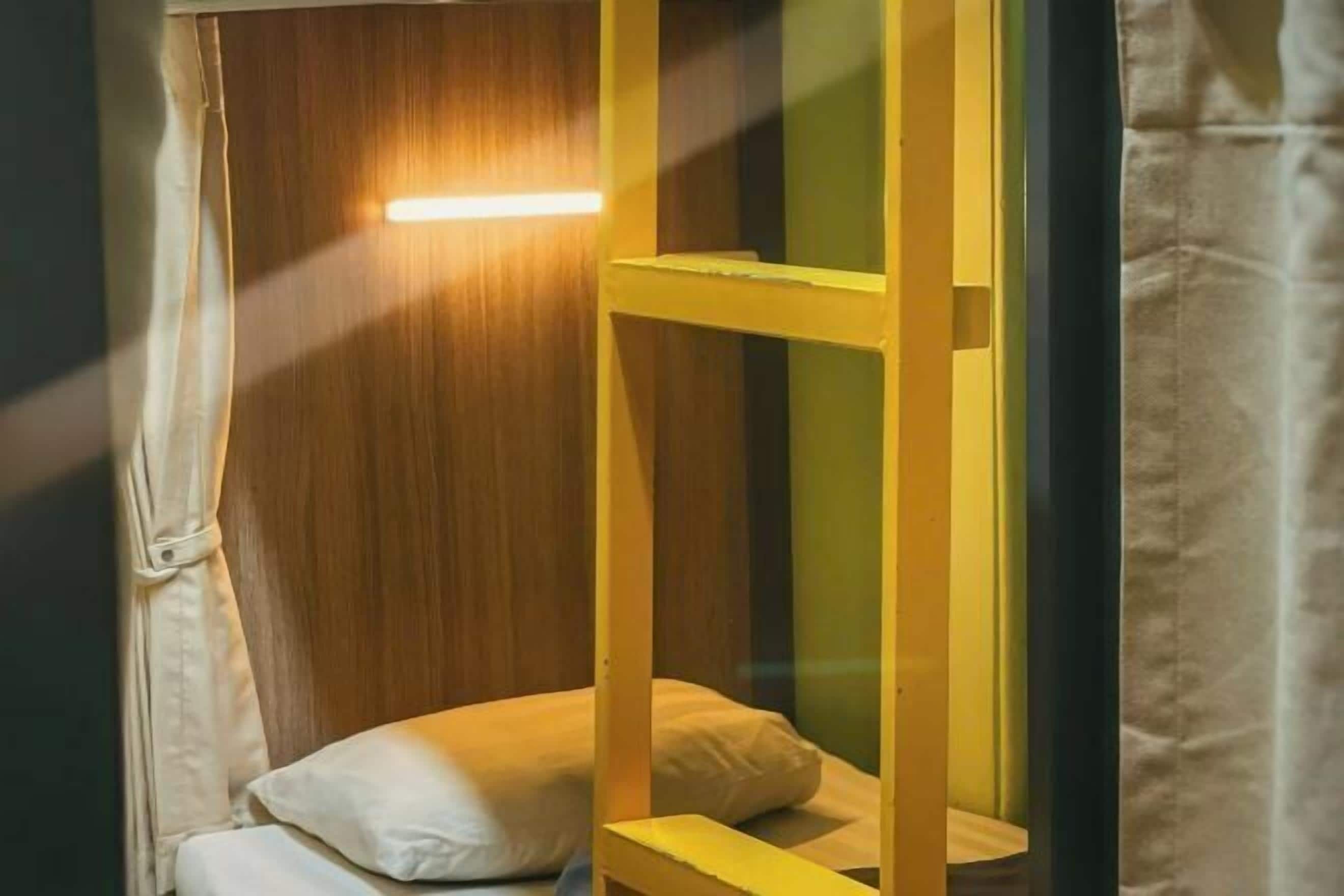 書桌、筆電工作空間、免費無線上網、床單