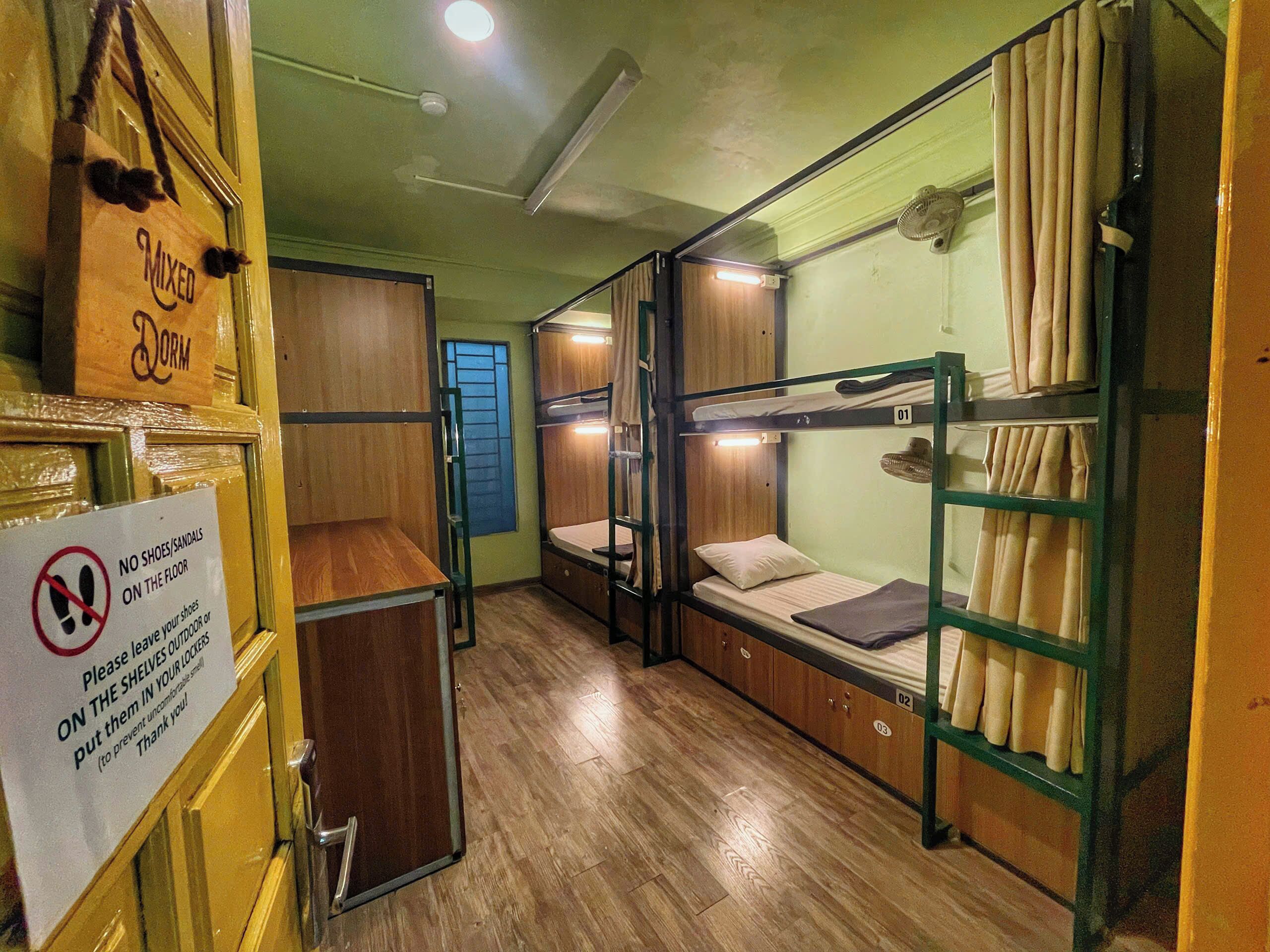 書桌、筆電工作空間、免費無線上網、床單