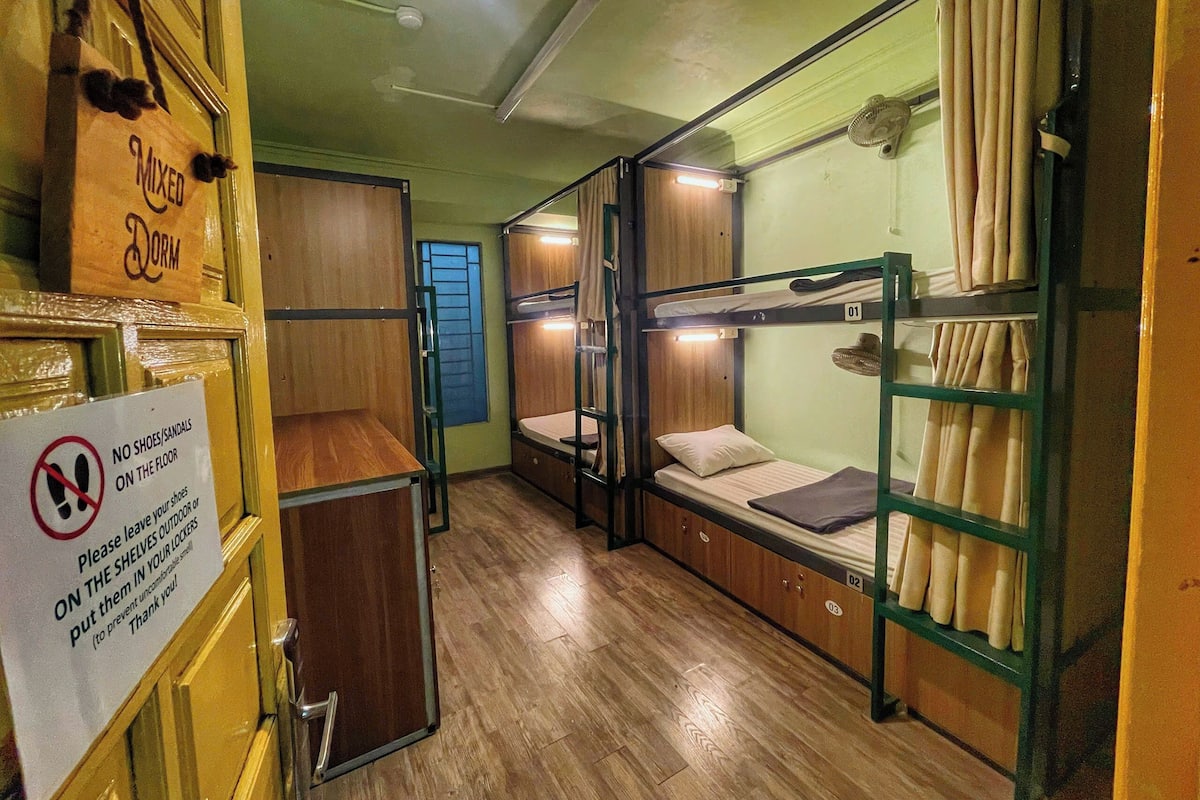 Schreibtisch, laptopgeeigneter Arbeitsplatz, kostenloses WLAN