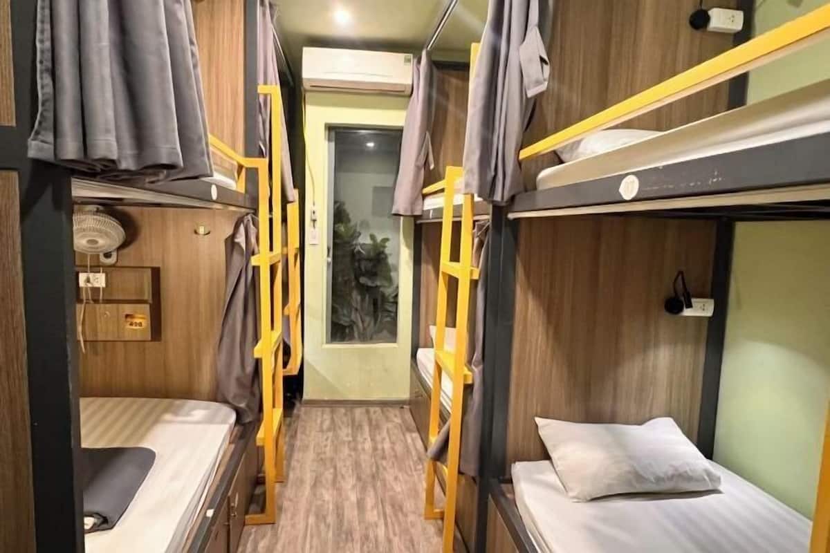 Escritorio, espacio para trabajar con laptop y wifi gratis