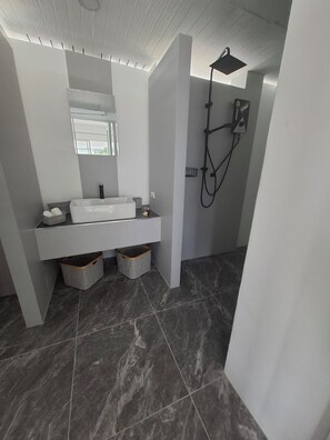 Bungalow Confort | Baño | Ducha y toallas