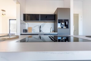 Fridge, microwave, stovetop, dishwasher