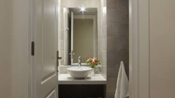 Executive Apartment | Bathroom | Shower, free toiletries, hair dryer, bidet