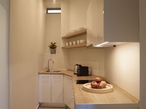 Apartamento luxo | Cozinha privada | Frigobar, máquina de café expresso, cafeteira/chaleira