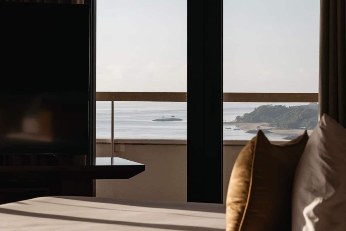 Deluxe Suite Ocean View | 1 phòng ngủ, két bảo mật tại phòng, bàn, bàn ủi/dụng cụ ủi quần áo