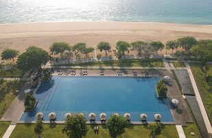 สระว่ายน้ำกลางแจ้ง