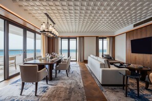 Bali Beach Suite Ocean View | Living area | 55-inch Smart TV with satellite channels - Bali Beach Hotel (Denpasar)