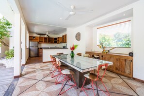 Luxury Villa | Dining room - Villa Ku Tama by Villa Finder (Seminyak)