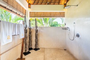 Luxury Villa | Bathroom | Free toiletries, soap, toilet paper - Villa Ku Tama by Villa Finder (Seminyak)