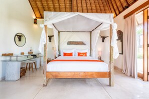 3 bedrooms, laptop workspace, free WiFi, bed sheets - Villa Ku Tama by Villa Finder (Seminyak)