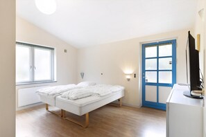 4 bedrooms, iron/ironing board, free WiFi, wheelchair access - Large cottage in peaceful beautiful nature (Rømø)