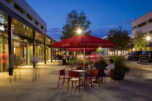 تناول الطعام بالخارج