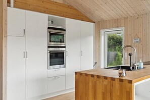 Fridge, microwave, oven, stovetop - Lovely bright summer house in Marielyst (Væggerløse)