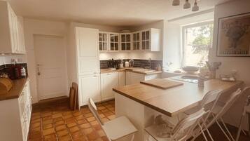 Jääkaappi, mikroaaltouuni, uuni, keittoastiat/astiat/ruokailuvälineet