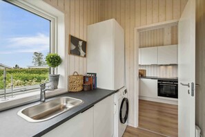 Réfrigérateur, un four, surface de cuisson, lave-vaisselle