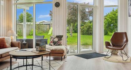 Cosy summerhouse near the waterfront