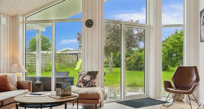 Cosy summerhouse near the waterfront