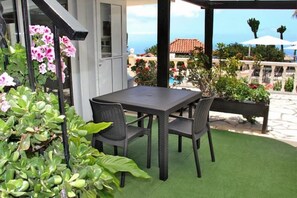 تناول الطعام بالخارج