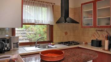 Een koelkast, een koffiezetapparaat/waterkoker, een waterkoker