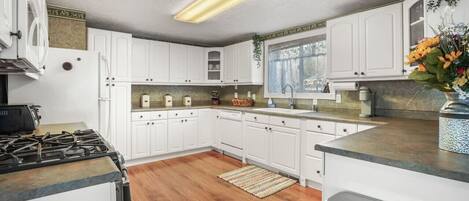 Køleskab, mikrobølgeovn, ovn, kogeplade