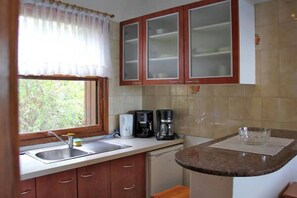 Frigorífico, cafetera o tetera, hervidor eléctrico y tostadora